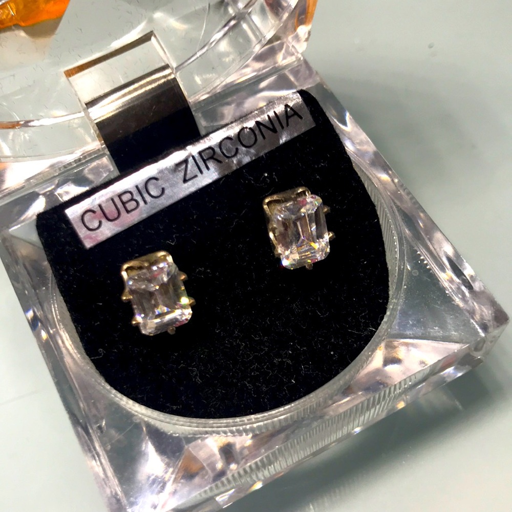 Cubic Zirconia erring
